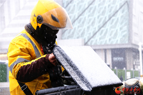 2020年第一場雪巧遇“小寒” 蘭州人請收下?。ńM圖）