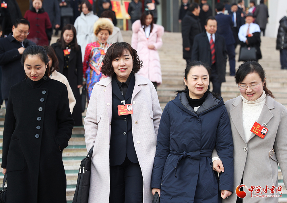 【聚焦2020甘肅兩會(huì)】人大代表滿懷信心走出會(huì)場(組圖)