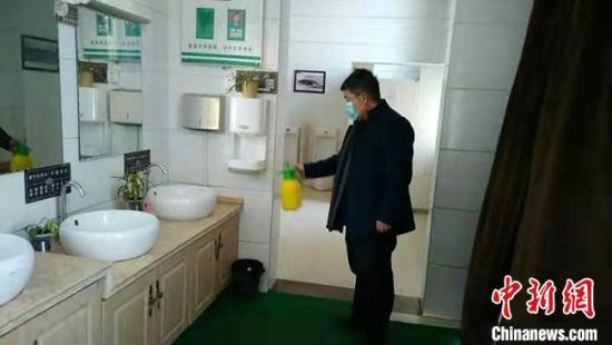  圖為2月初，工作人員對敦煌市旅游景區(qū)衛(wèi)生間進行防疫消毒?！《鼗褪形麄鞑抗﹫D 攝