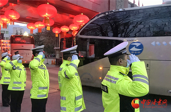 蘭州交警以最高禮遇迎接英雄回家(組圖)