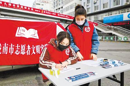 這個(gè)春天，那一抹鮮亮的“志愿紅”　——隴原志愿者戰(zhàn)“疫”記