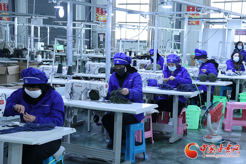 【甘肅省決戰(zhàn)決勝脫貧攻堅】臨夏東鄉(xiāng)縣:扶貧車間建在家門口 貧困群眾變身“上班族”(圖)