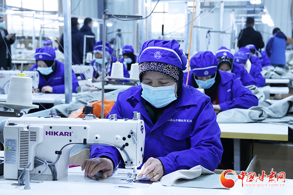 【甘肅省決戰(zhàn)決勝脫貧攻堅(jiān)】臨夏東鄉(xiāng)縣:扶貧車間建在家門口 貧困群眾變身“上班族”(圖)