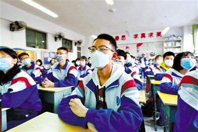 甘肅省初三和高一、高二年級學(xué)生昨日開學(xué) 青春校園又聞瑯瑯讀書聲