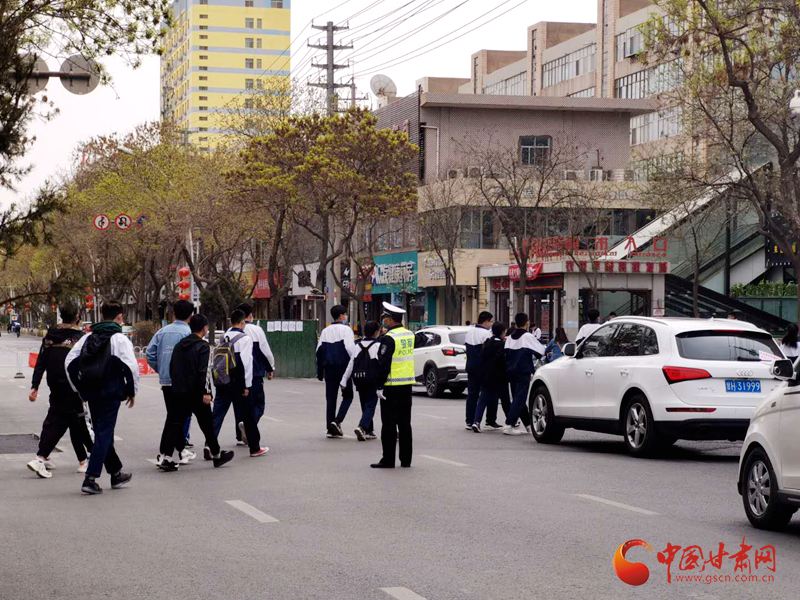 保駕護(hù)航！涼州公安交警“護(hù)學(xué)崗” 撐起“平安傘”