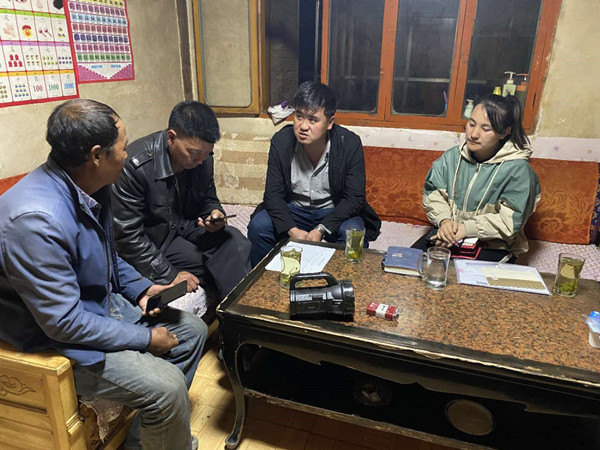 圖為木耳鎮(zhèn)紀(jì)檢干事盧建民（左三）連夜在多壩村多壩組奚連德家中了解受災(zāi)情況，排查安全隱患，并宣傳發(fā)生次生災(zāi)害的相關(guān)知識(shí)。_副本.jpg