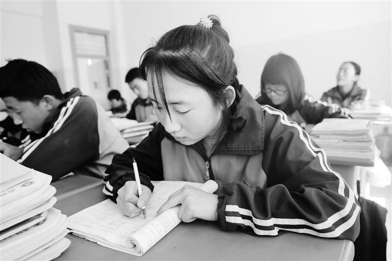 慶陽環(huán)縣這名小姑娘，柔弱肩膀撐起一個(gè)大家庭