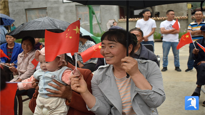 隴南市紀委監(jiān)委黨員干部與宕昌縣官亭鎮(zhèn)杜家村群眾一起慶祝黨的生日。_副本.jpg