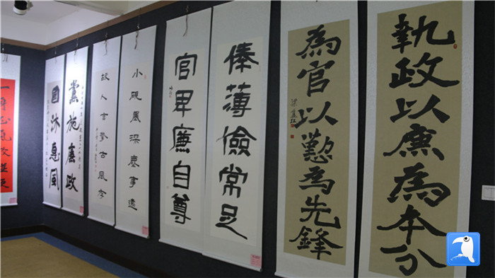 7月1日上午，定西市通渭縣紀委監(jiān)委舉辦“襄郡清風·喜迎建黨99周年”廉政文化書畫展，共同為黨的生日獻禮。_副本.jpg