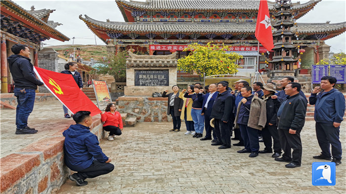 “七一”前夕，甘南州紀委監(jiān)委機關(guān)第二黨支部組織支部黨員和幫扶村黨員赴臨潭縣新城鎮(zhèn)蘇維埃舊址紅色教育基地參觀學(xué)習活動。_副本.jpg