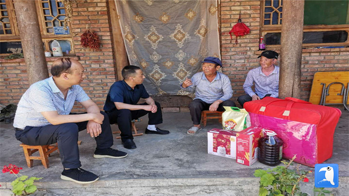 在建黨99周年來臨之際，隴南市禮縣紀委監(jiān)委在中壩鎮(zhèn)、三峪鄉(xiāng)開展“七一”慰問老黨員、困難黨員活動，為他們送去組織的關(guān)懷和節(jié)日的問候。_副本.jpg