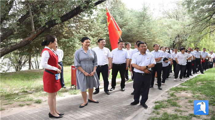 7月1日，嘉峪關(guān)市紀委監(jiān)委機關(guān)黨委在迎賓湖絲路廉潔文化主題公園舉行慶祝黨建99周年迎“七一”主題黨日活動。_副本.jpg