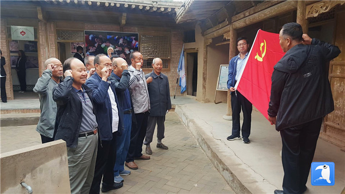 7月1日，臨夏州紀委監(jiān)委機關(guān)黨總支組織退休黨支部部分黨員前往東鄉(xiāng)縣布楞溝村史館，開展主題黨日活動。_副本.jpg