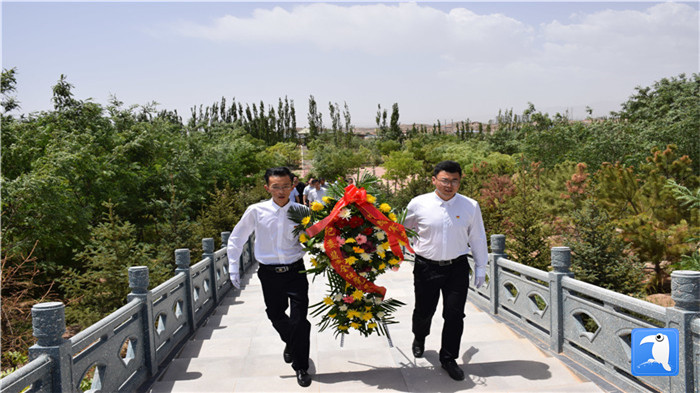 七一”前夕，白銀市紀委監(jiān)委機關(guān)黨委組織黨員來到紅軍西路軍景泰烈士陵園開展主題黨日活動。 朱鵬拍攝_副本.jpg