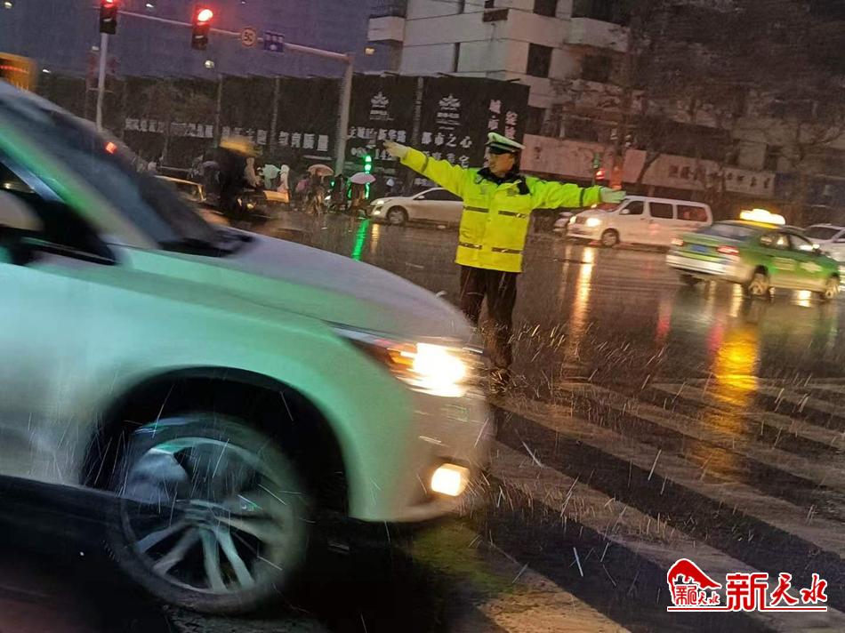 風(fēng)雪襲來(lái)，天水最美“警色”在路上！