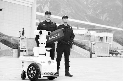 新奇！5G巡邏機器人亮相隴南武都街頭
