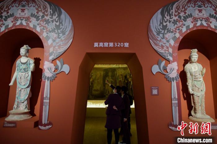 本次展覽中為觀眾呈現(xiàn)莫高窟第320窟復制洞窟?！●樤骑w 攝