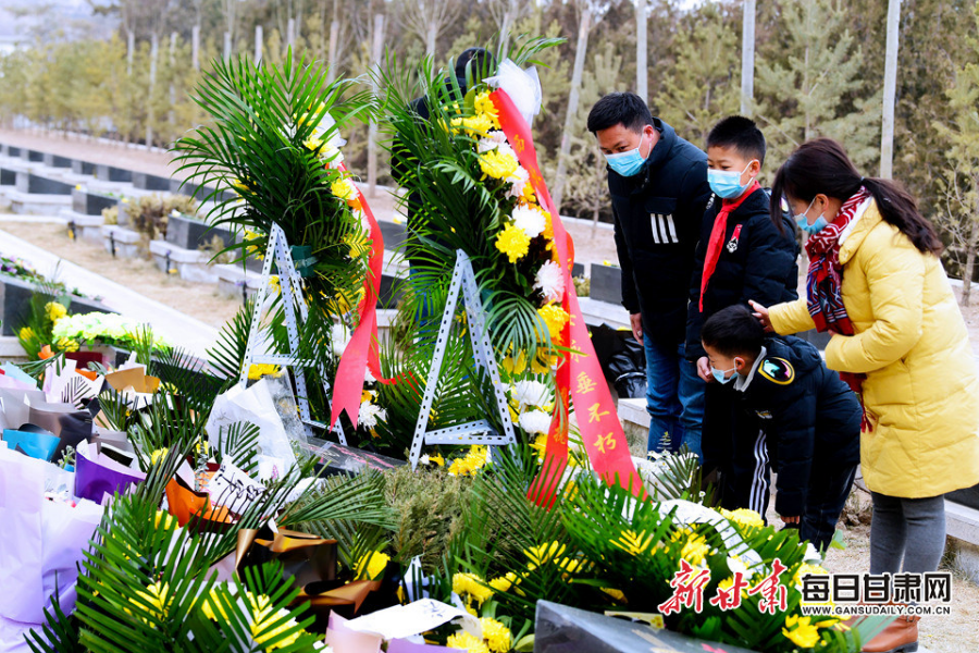 委托快遞、自發(fā)前往，社會(huì)各界在陳紅軍烈士墓前獻(xiàn)花致敬