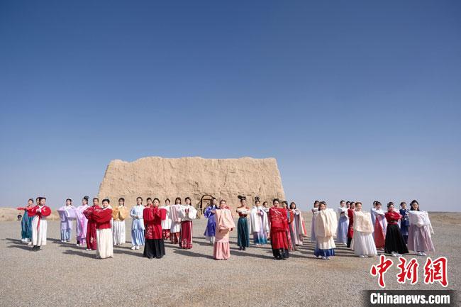 數(shù)十位身著古裝的女性通過體驗賞漢舞、習(xí)漢禮、吟誦詩詞等中華傳統(tǒng)文化，再現(xiàn)古絲綢之路的繁華盛景?！∏窳?攝