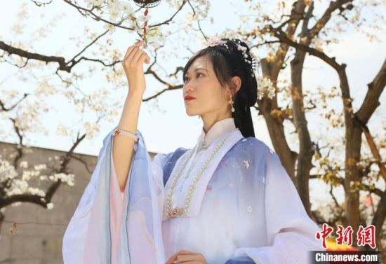 圖為蘭州青年身穿漢服在百年梨園賞景。　高展 攝