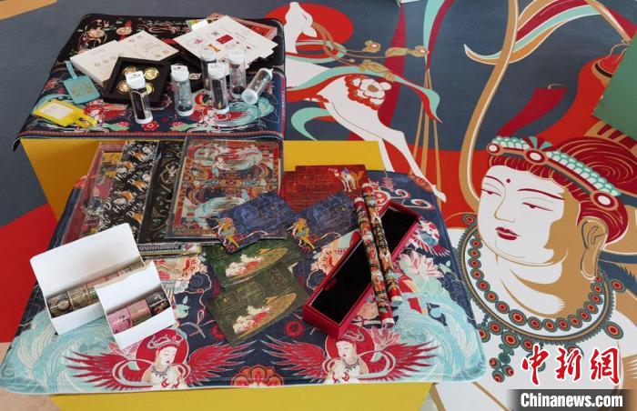 60余類敦煌主題的文創(chuàng)產(chǎn)品讓人愛不釋手。　丁思 攝
