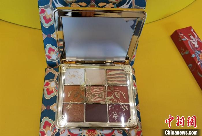 圖為取材壁畫色彩的敦煌美妝?！《∷?攝