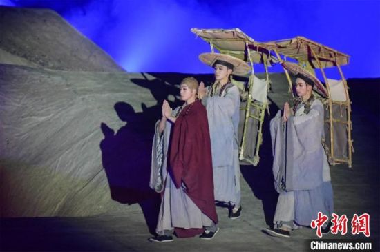 圖為演出現(xiàn)場，該劇獨創(chuàng)360度旋轉(zhuǎn)并前后移動觀眾席，顛覆傳統(tǒng)劇場舞臺表演模式。　王斌銀 攝