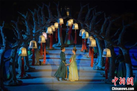 圖為全新升級《敦煌盛典》，新增戰(zhàn)馬、燈籠矩陣，以及最新聲、光、電硬件設(shè)施?！⊥醣筱y 攝