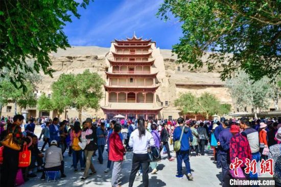 中國農(nóng)歷四月初八，敦煌民眾傳承歷史習俗，前往莫高窟燒香禮佛、祈福。(資料圖) 王斌銀 攝