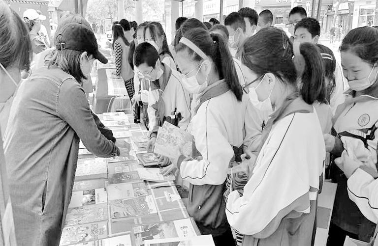 蘭州正寧路社區(qū):共享集市“圖書漂流” 讓紅色黨史薪火相傳