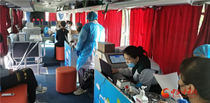 蘭州市城關(guān)區(qū)流動疫苗接種車來了 機(jī)動靈活隨到隨打（圖）