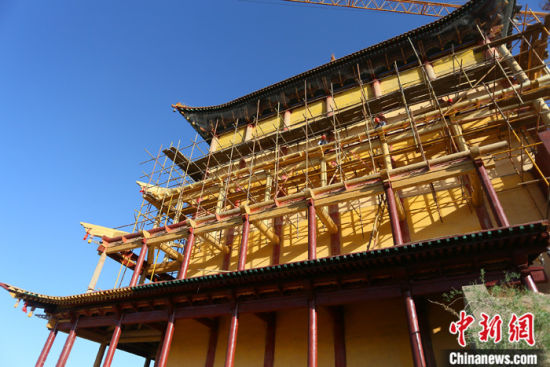 圖為5月上旬，甘肅山丹縣大佛寺內(nèi)，正在修繕中的古建筑大雄寶殿。 中新社記者 高展 攝