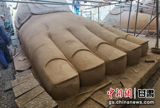 圖為中國“石窟鼻祖”天梯山石窟第13窟大佛足部與局部危巖體搶救性保護(hù)項(xiàng)目施工現(xiàn)場。陳曉斌 攝