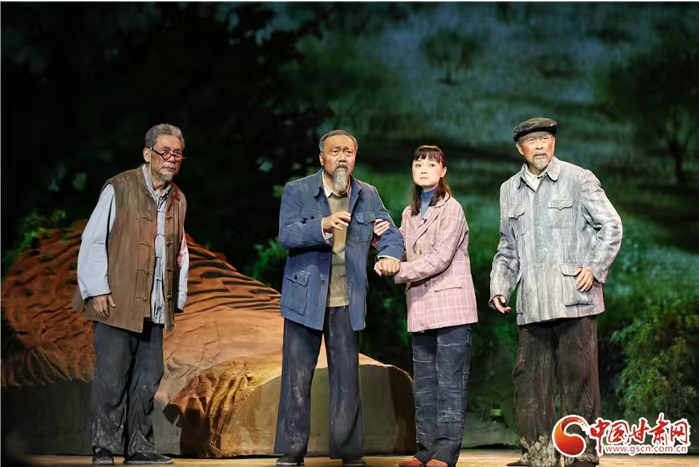大型原創(chuàng)話劇《八步沙》在蘭州首演 展現(xiàn)“時(shí)代楷?！敝紊吃炝制D苦歲月