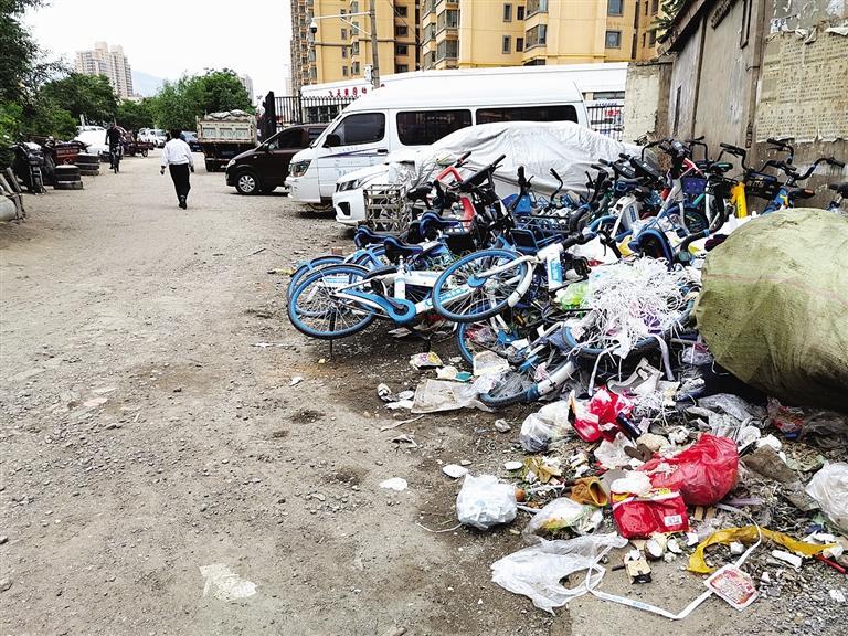 百米土路臟亂差，誰來管？經(jīng)記者協(xié)調(diào)，社區(qū)組織志愿者進(jìn)行了清理