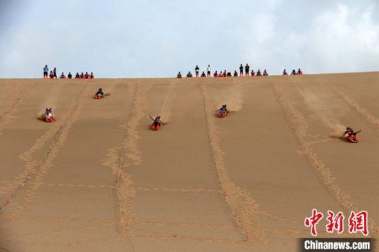 6月13日，敦煌鳴沙山月牙泉景區(qū)舉辦滑沙比賽?！垥粤?攝