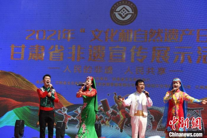 圖為甘肅臨夏回族自治州非遺傳承人演唱花兒?！钇G敏 攝