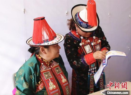 圖為用活態(tài)傳習(xí)的模式促進裕固族非物質(zhì)文化遺產(chǎn)的保護傳承?！∈缝o靜 攝