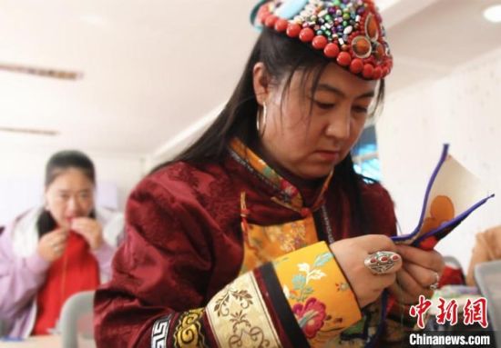 圖為裕固族婦女學(xué)習(xí)刺繡。　史靜靜 攝