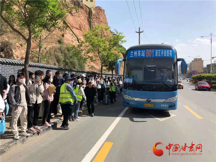 甘肅省道路運(yùn)輸事業(yè)發(fā)展中心加快推廣95128約車(chē)服務(wù)便利老年人“一鍵叫車(chē)”