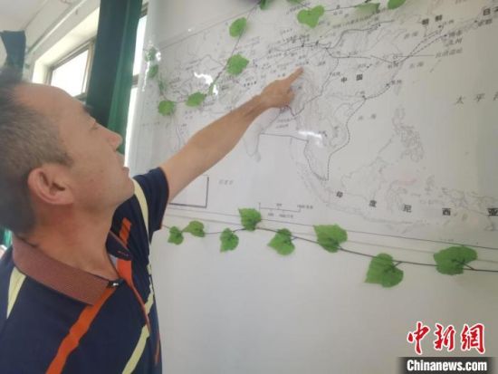 圖為甘肅省社會科學院絲綢之路研究所所長侯宗輝指出《絲綢之路古文明》課題組考察線路。　閆姣 攝
