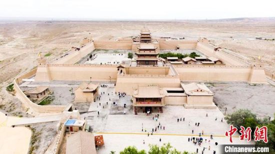 圖為7月中旬，世界文化遺產(chǎn)——嘉峪關(guān)，它是中國明代萬里長城的西端起點?！「哒埂z