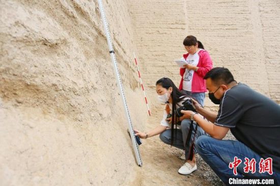 科技保護(hù)讓長城價值的真實性和完整性得到有效延續(xù)和傳承。圖為文物工作者正在測量關(guān)城的相關(guān)數(shù)據(jù)?！「哒?攝