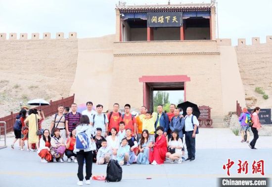 歷經(jīng)數(shù)十載保護(hù)修繕的古老關(guān)城得以延年益壽，成為了海內(nèi)外游客“絲路游”的必經(jīng)打卡地。　高展 攝