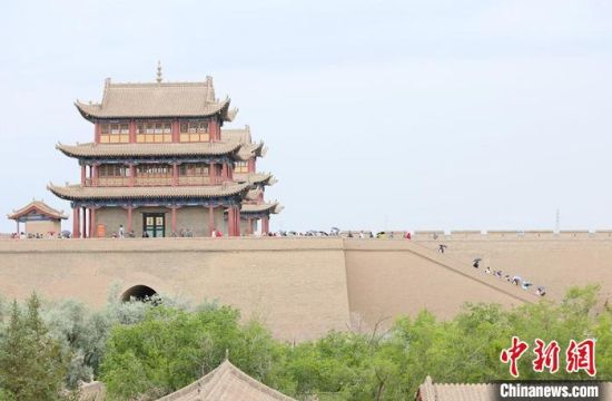 歷經(jīng)數(shù)十載保護(hù)修繕的古老關(guān)城得以延年益壽，成為了海內(nèi)外游客“絲路游”的必經(jīng)打卡地?！「哒?攝
