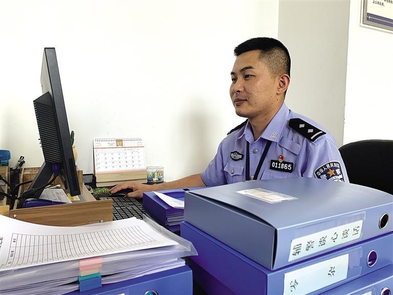 “身為黨員，就應(yīng)該第一個(gè)往前沖”