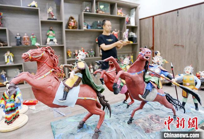 安秋平是成州面塑第五代傳承人，也是當?shù)匚ㄒ粓允孛嫠苤谱鞯娜??！「哒?攝