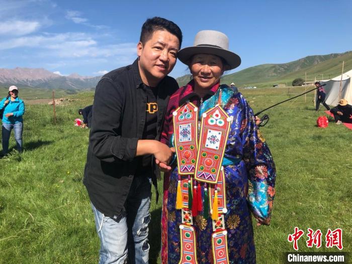 圖為拍攝紀(jì)錄片《西茂的婚禮》期間，張輝剛(左)與裕固族老人合影留念。(資料圖) 張輝剛供圖