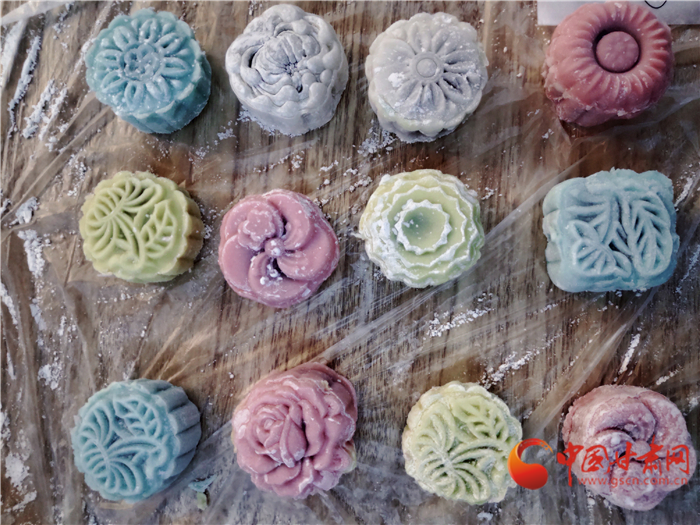 【網(wǎng)絡(luò)中國(guó)節(jié)·中秋】蘭州:社區(qū)居民自己動(dòng)手制作冰皮月餅 其樂(lè)融融過(guò)中秋