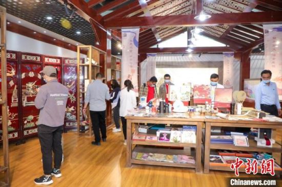 圖為甘肅“一會一節(jié)”期間，位于敦煌的天水市展館中，民眾觀賞文創(chuàng)產(chǎn)品。　甘肅省文化和旅游廳供圖
